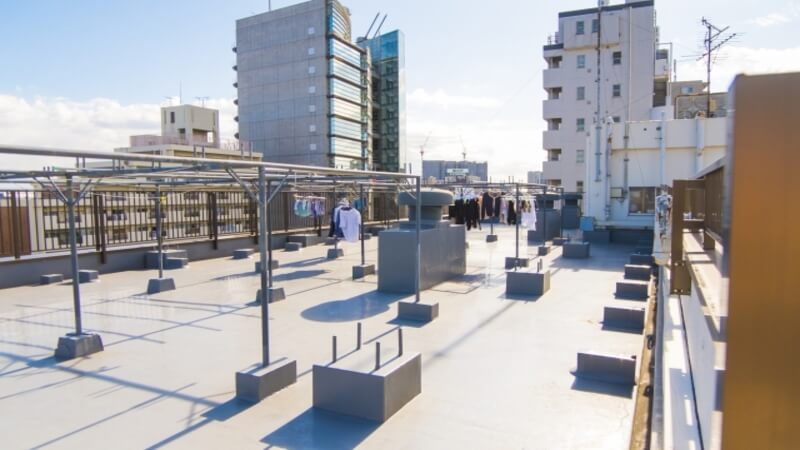 屋上に置いてあるコンクリート付き物干し竿