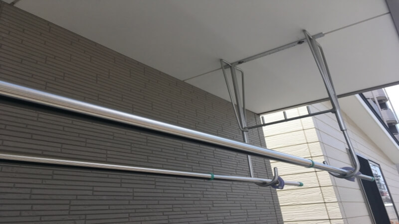 ベランダに吊るされている物干し竿