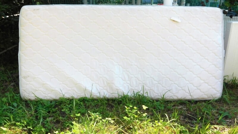 外に出されたマットレス