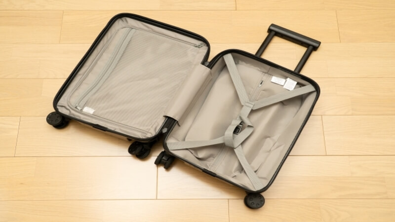 スーツケースが開いている状態