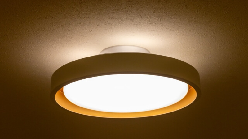 シーリングライトの明かりが付いている様子