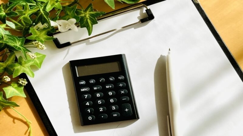 バインダーと電卓とペン