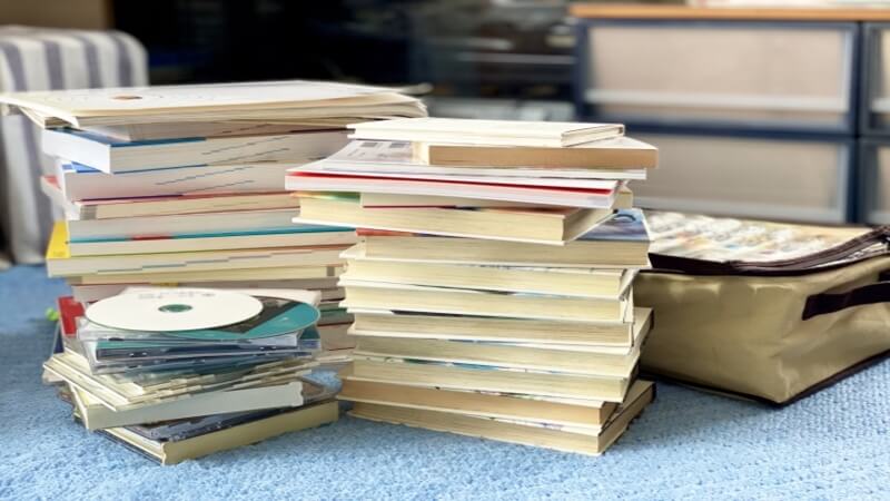 本が積み重なっている