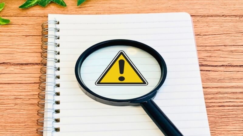 ノートの上に虫眼鏡が置かれている