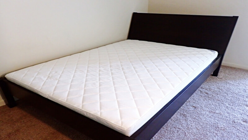 ベッドフレームに置かれたマットレス