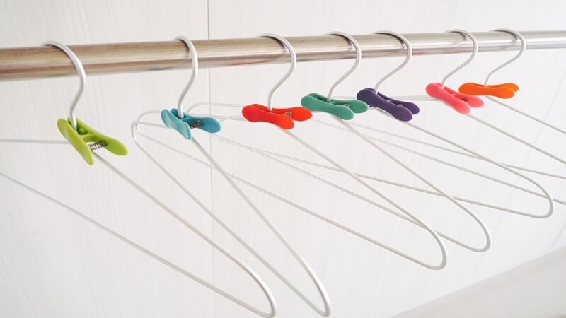 物干し竿とハンガーと洗濯バサミ