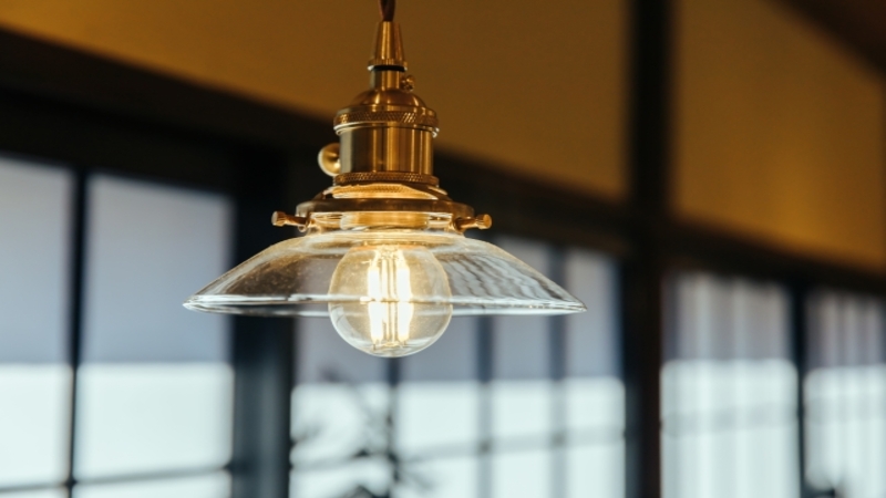 天井にぶら下がった照明器具