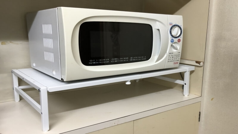 レトロの電子レンジが台に置かれている