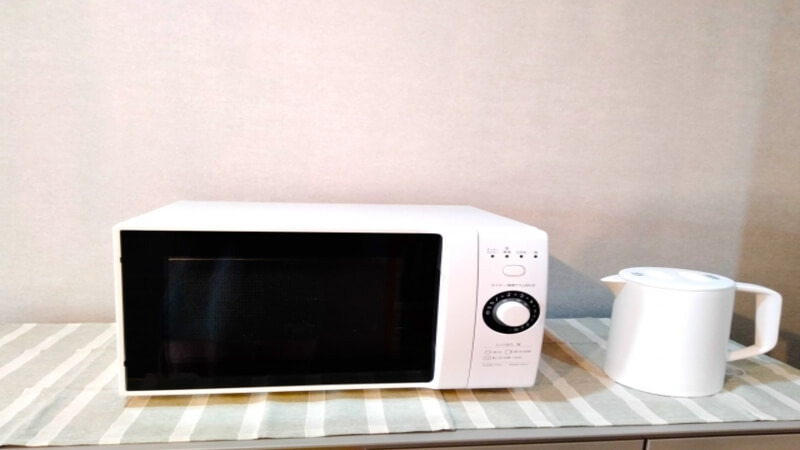 電子レンジとポットが置かれている