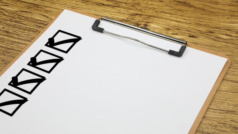 バインダーにチェックボックスがある紙が挟まっている