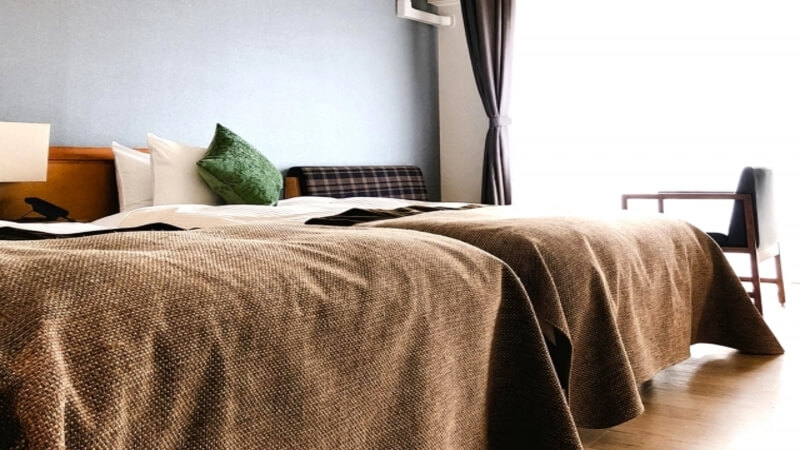 ベッド２台に茶色の毛布が敷かれている