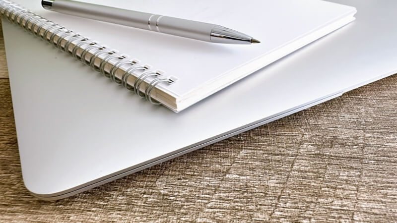 パソコン、ノート、ペン