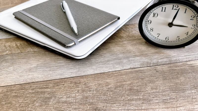 時計、PC、ノートとペン