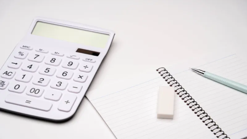 電卓とノート、ペン、消しゴム