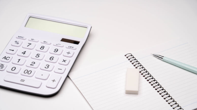 電卓とペンと消しゴム、ノート